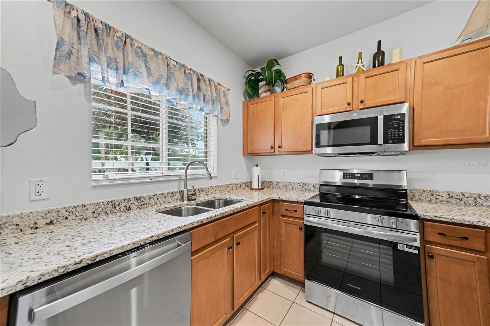 LAKESIDE VILLAGE TOWNHOME - Residential