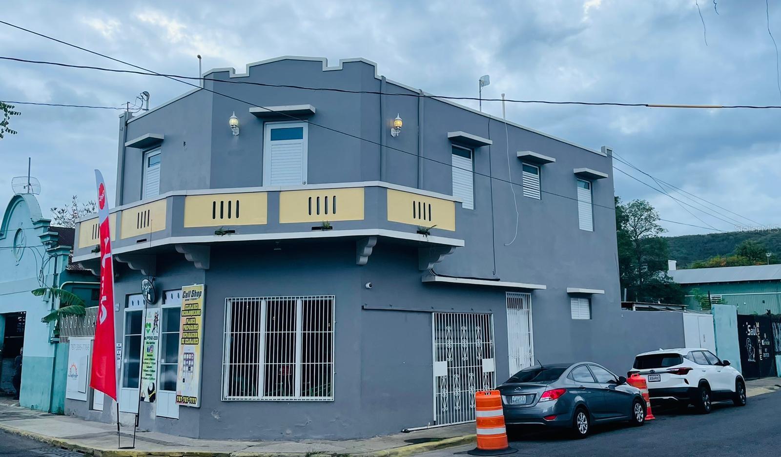 Commercial Corner Property generating $2,500 in rental income. It has two housing units and two commercial premises.
The second level apartment consists of:
2 rooms 
1 bathroom  
The first level consists of 
1 large studio 
1 bathroom.
The first floor premises have:
1 bathroom which is shared with the second level premises.
The upstairs space has two offices and a reception. 
The first level consists of 1,200 p/c and the second level approximately 1,200 p/c. In addition, it includes parking on an adjacent lot of 400 m/c. Don't miss this opportunity. Make your appointment today. Lic. E-365