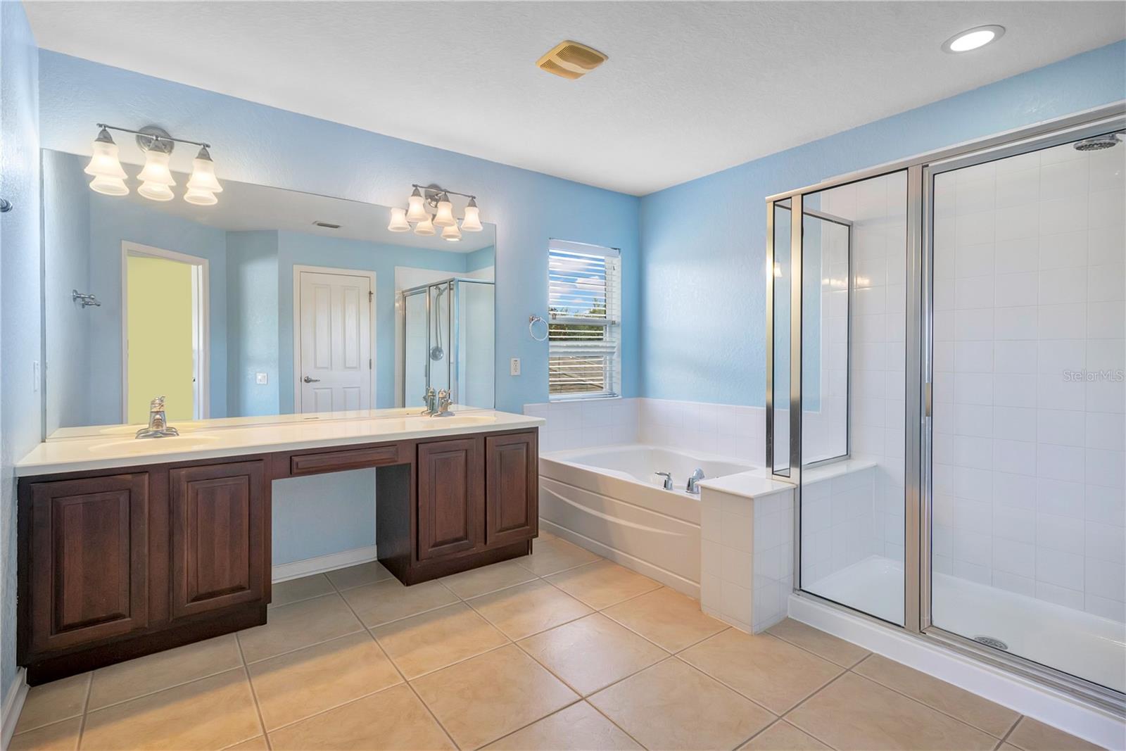 LAKE SAWYER SOUTH PH 01 - Residential Lease