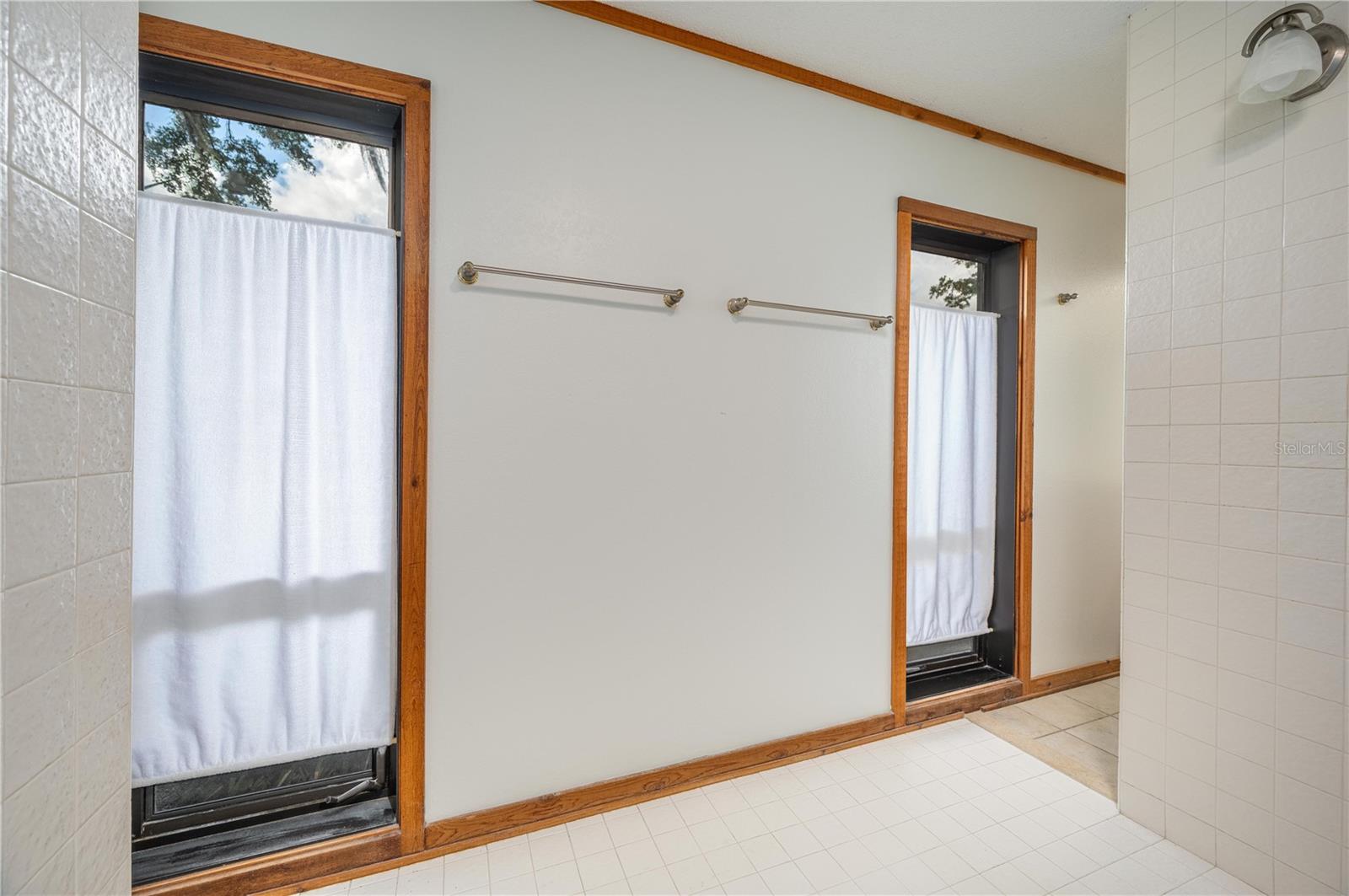 CROOKED LAKE - Residential