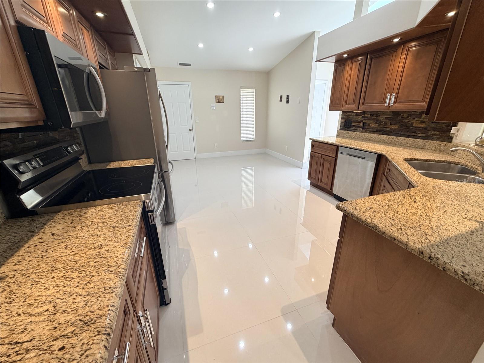 COLLEGE HEIGHTS PH 02 - Residential Lease