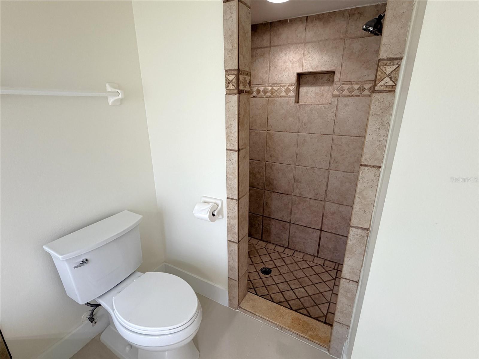 COLLEGE HEIGHTS PH 02 - Residential Lease