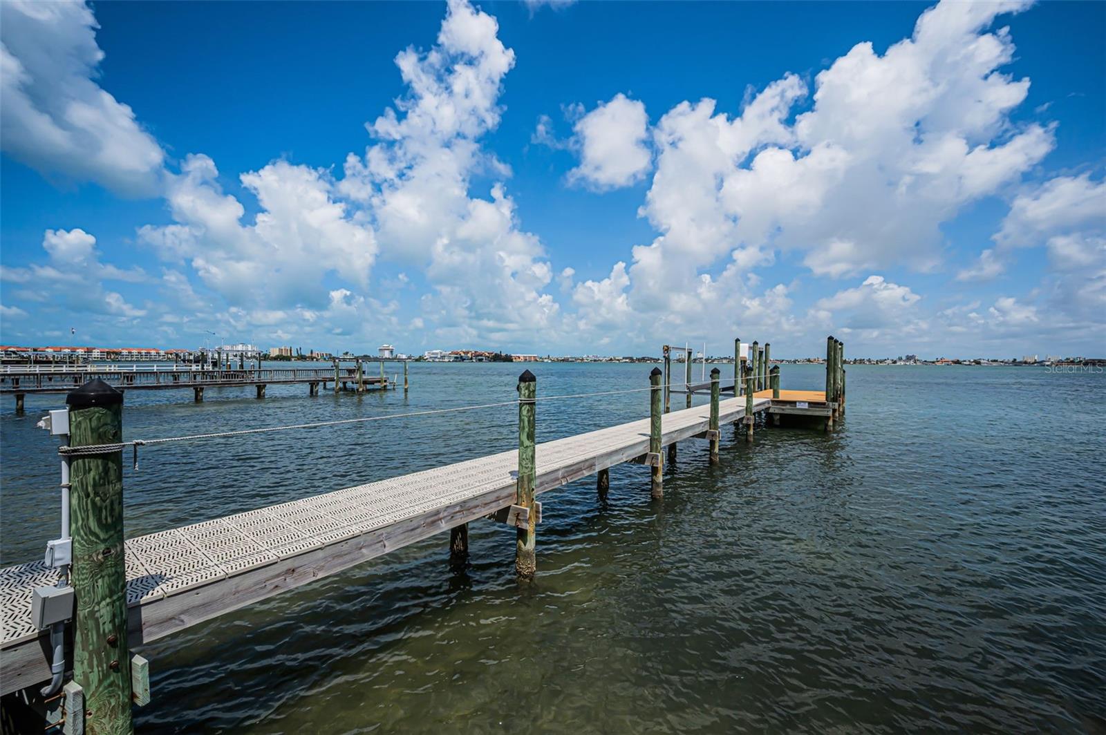 BOCA CIEGA ISLE - Residential