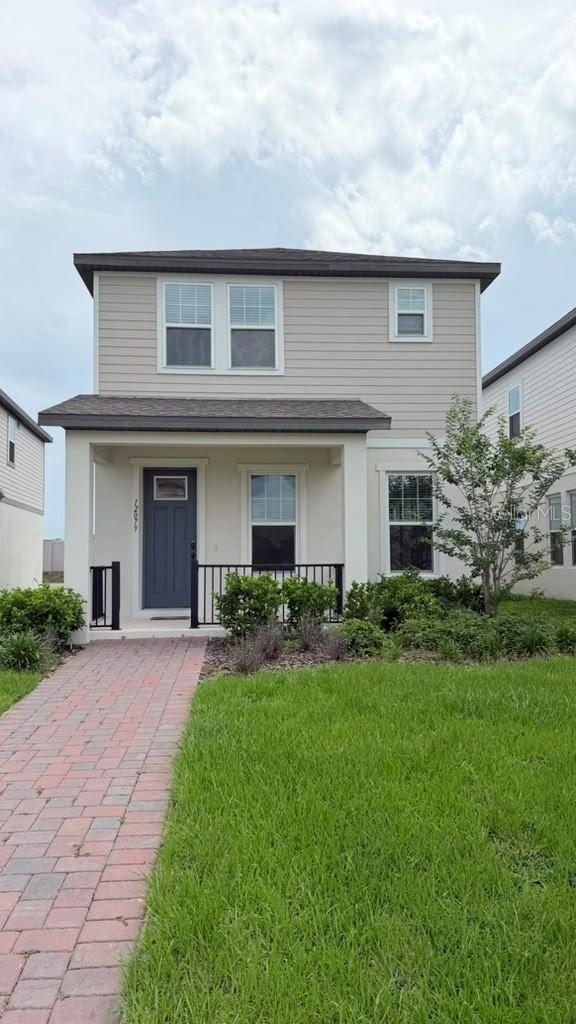Welcome to this beautiful 3-bedroom, 2.5-bathroom home located in the highly desirable Winter Garden area! This charming rental property offers a bright and spacious open-concept floor plan, perfect for comfortable living and entertaining. The main floor features a welcoming living space, a fully equipped kitchen, and a convenient half bath for guests. Upstairs, you will find three cozy bedrooms, including a generous primary suite with a private en-suite bathroom. Located in prime Orange County, you are just minutes away from top-rated schools, fantastic shopping, dining, and major highways. Don't miss out on this incredible opportunity—schedule your private tour today!
