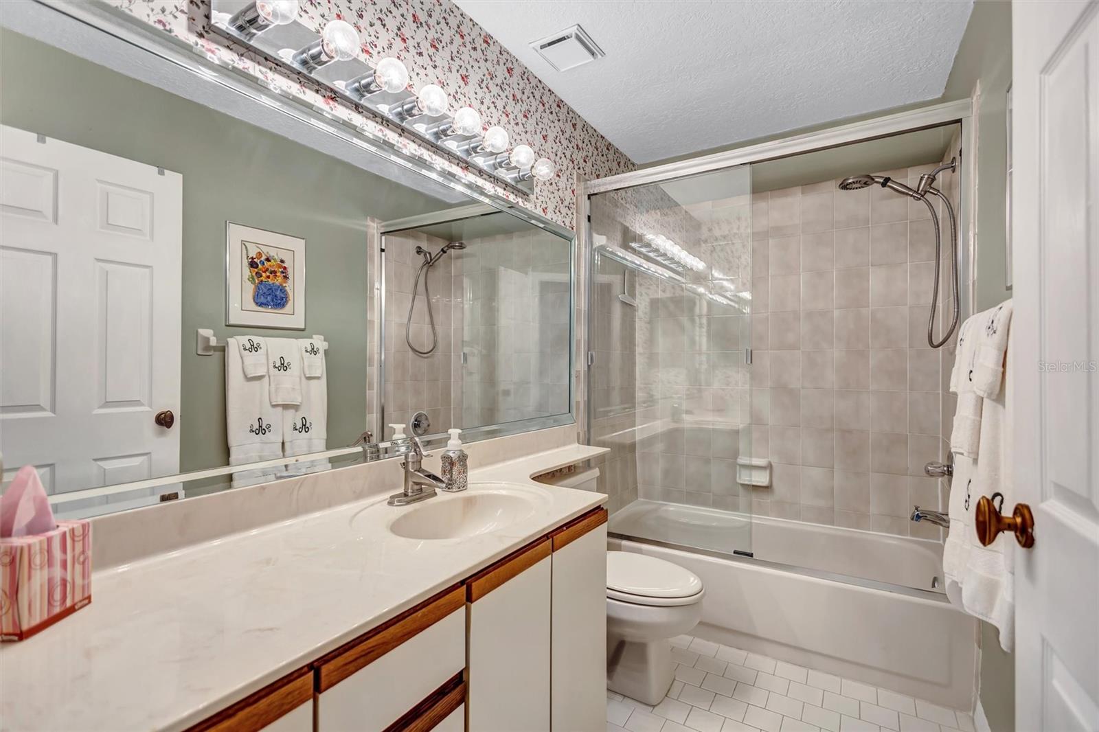 LAUREL OAKS AT COUNTRY WOODS CONDO - Residential