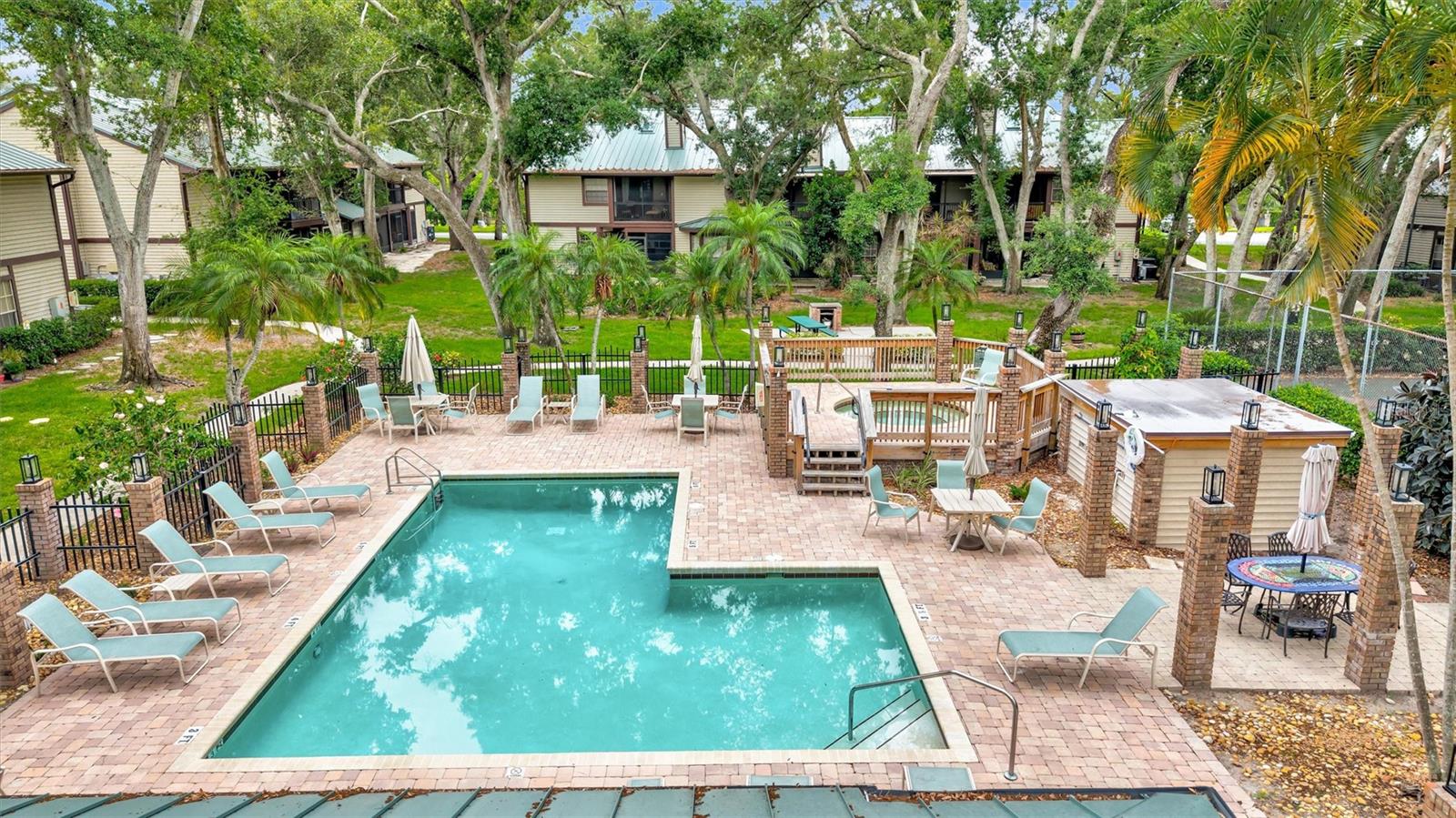 LAUREL OAKS AT COUNTRY WOODS CONDO - Residential