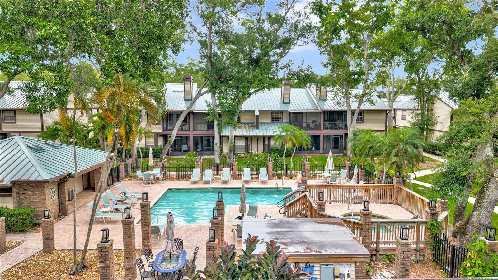 LAUREL OAKS AT COUNTRY WOODS CONDO - Residential