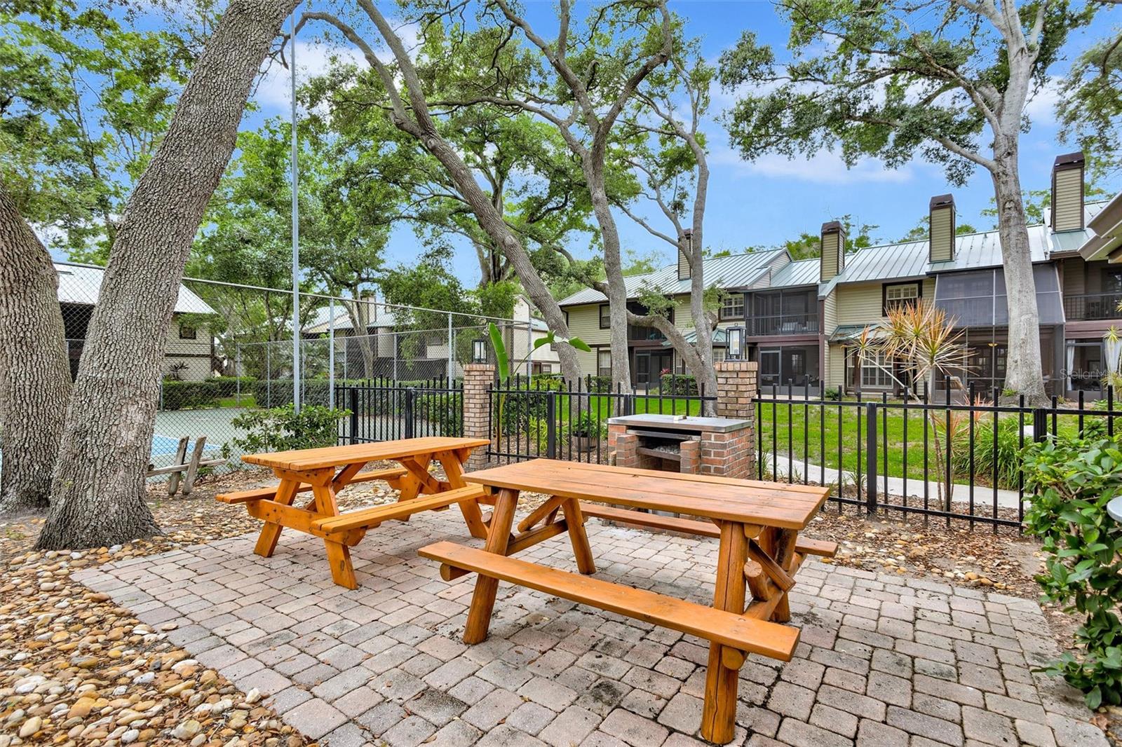 LAUREL OAKS AT COUNTRY WOODS CONDO - Residential