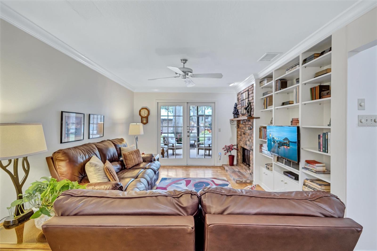 LAUREL OAKS AT COUNTRY WOODS CONDO - Residential