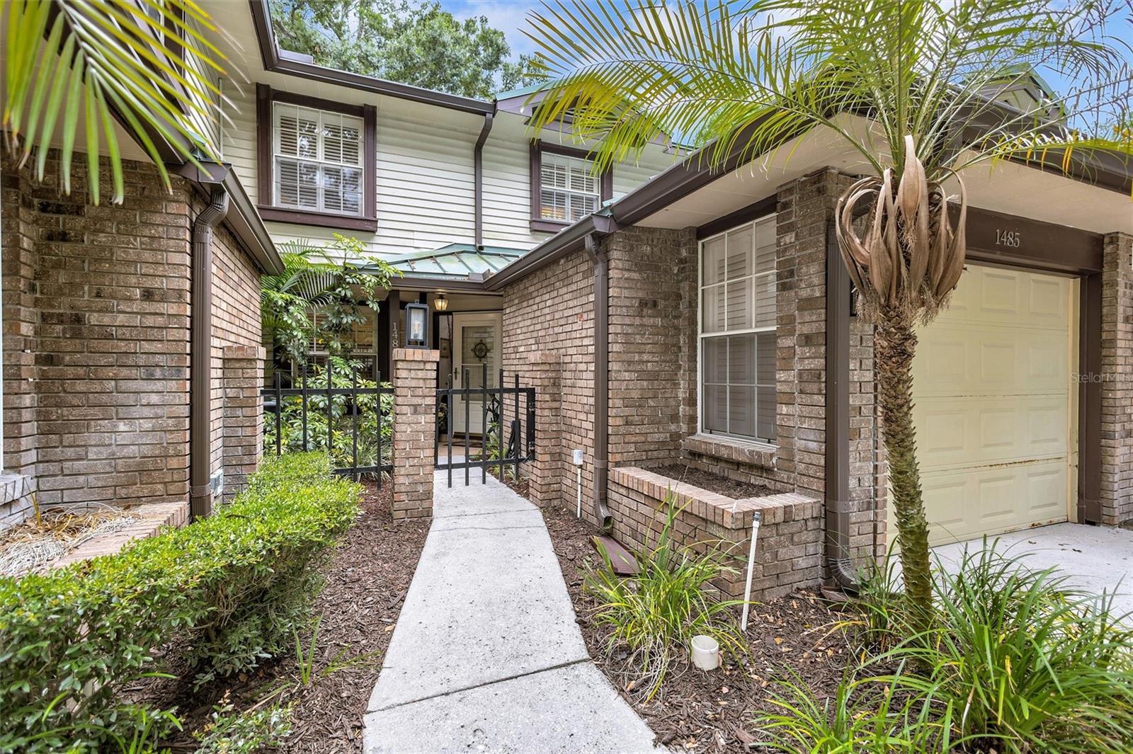 LAUREL OAKS AT COUNTRY WOODS CONDO - Residential