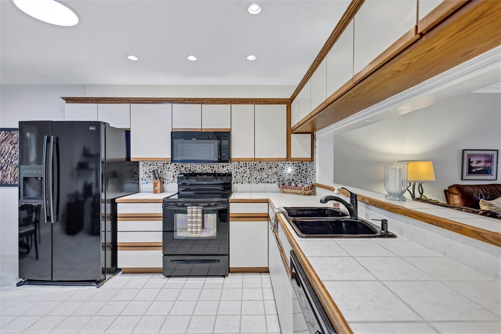 LAUREL OAKS AT COUNTRY WOODS CONDO - Residential