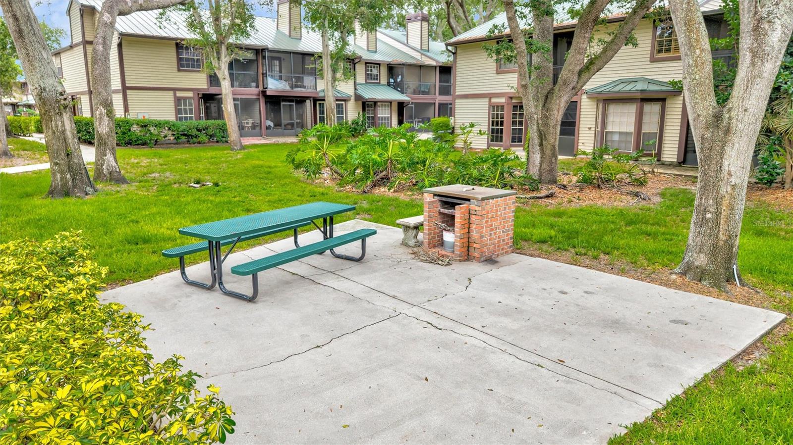 LAUREL OAKS AT COUNTRY WOODS CONDO - Residential