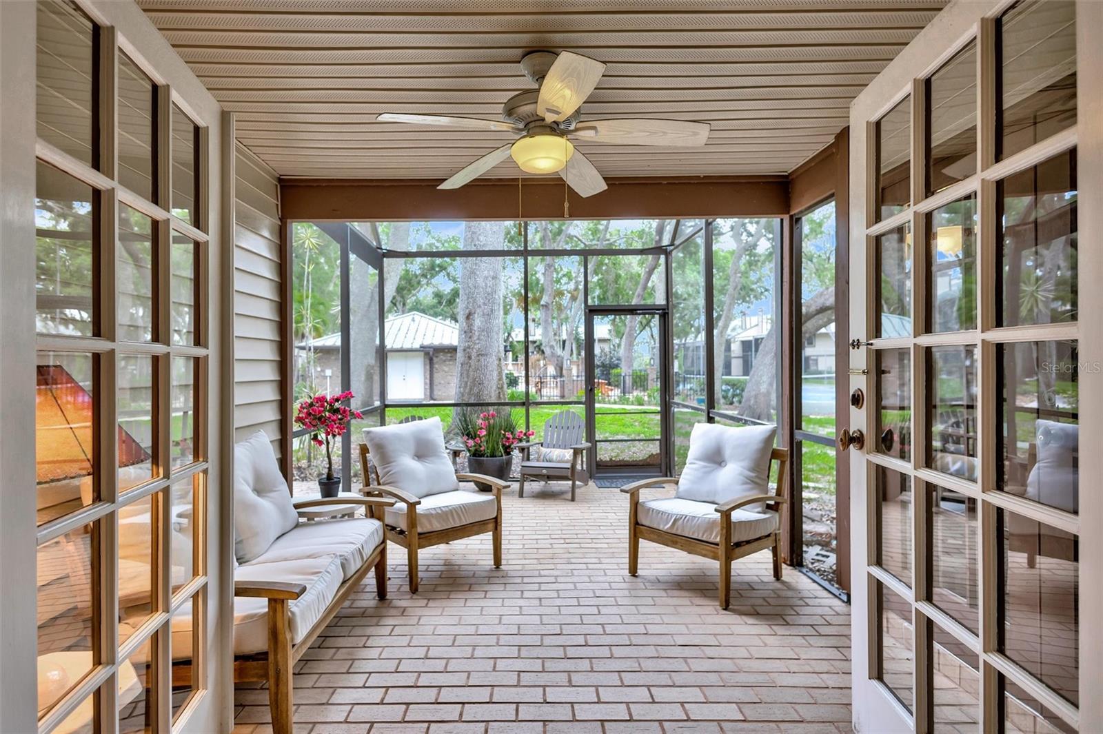 LAUREL OAKS AT COUNTRY WOODS CONDO - Residential