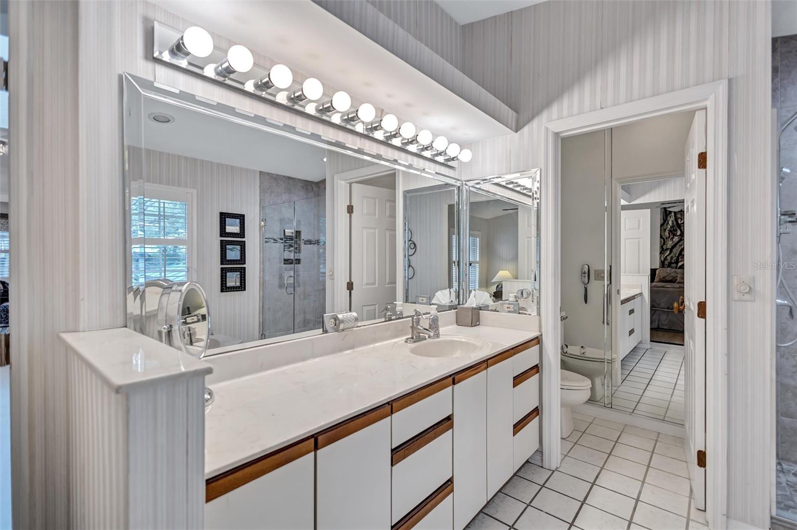 LAUREL OAKS AT COUNTRY WOODS CONDO - Residential