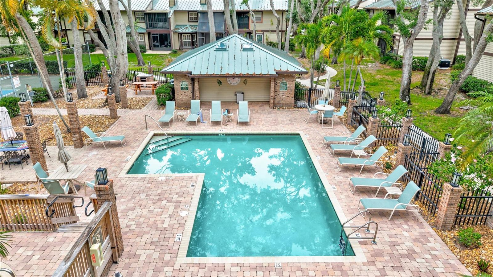 LAUREL OAKS AT COUNTRY WOODS CONDO - Residential