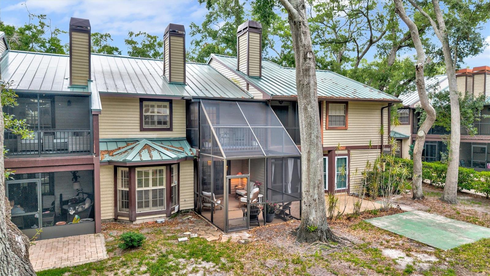 LAUREL OAKS AT COUNTRY WOODS CONDO - Residential
