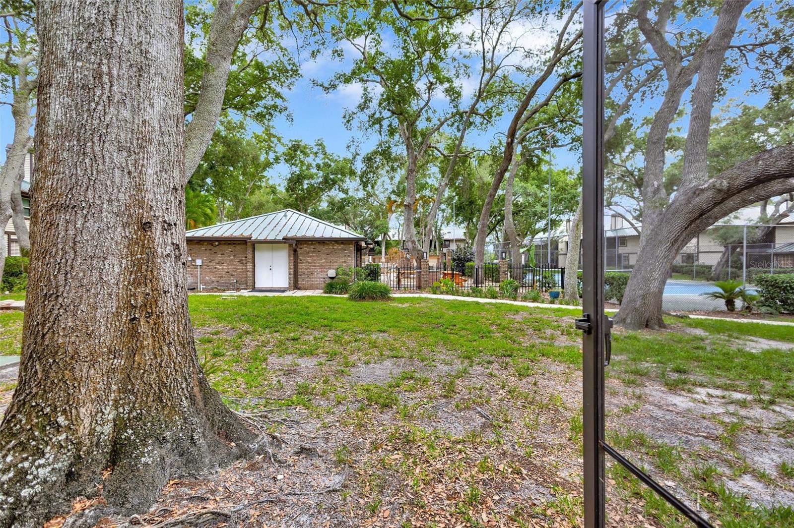 LAUREL OAKS AT COUNTRY WOODS CONDO - Residential