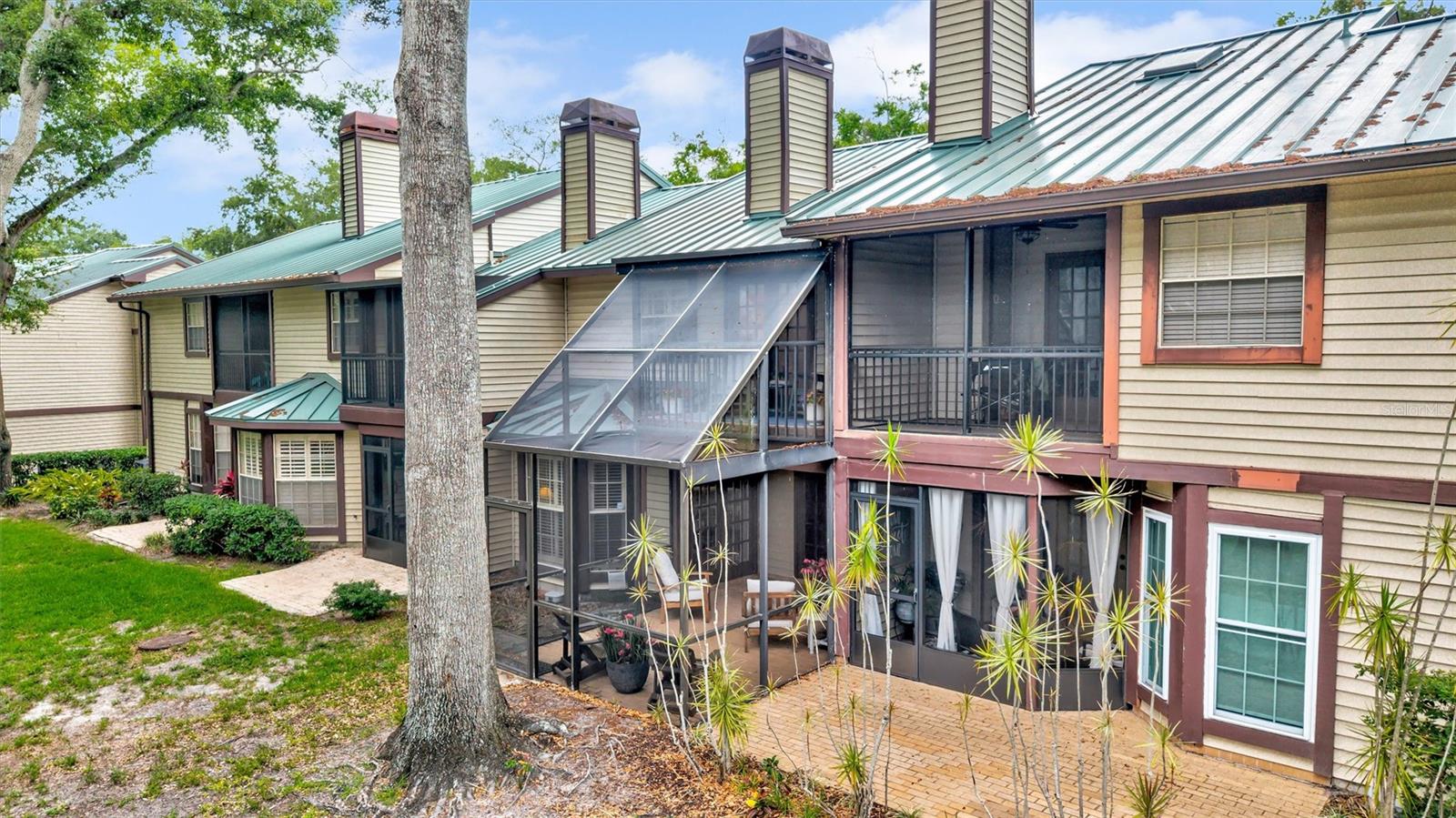 LAUREL OAKS AT COUNTRY WOODS CONDO - Residential