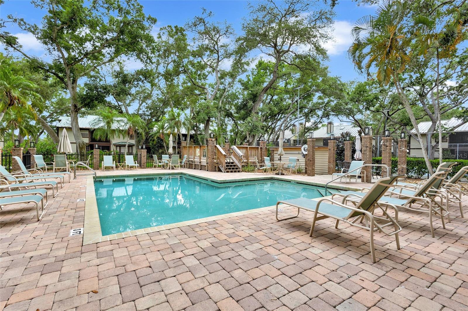 LAUREL OAKS AT COUNTRY WOODS CONDO - Residential