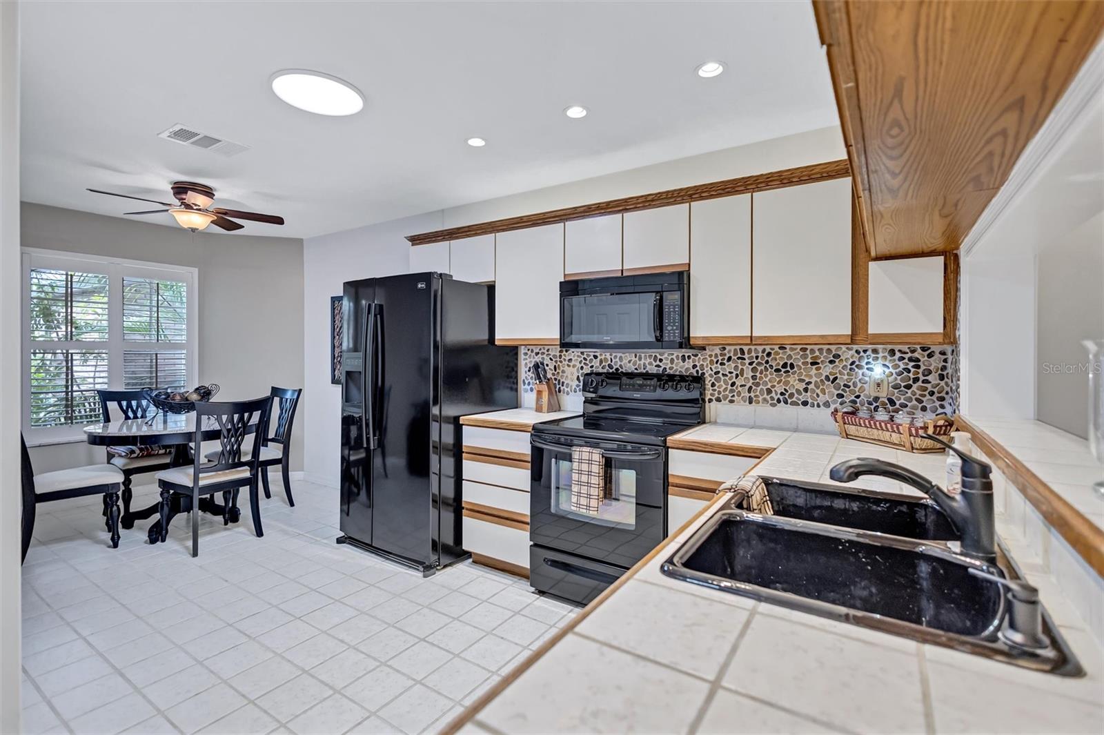 LAUREL OAKS AT COUNTRY WOODS CONDO - Residential