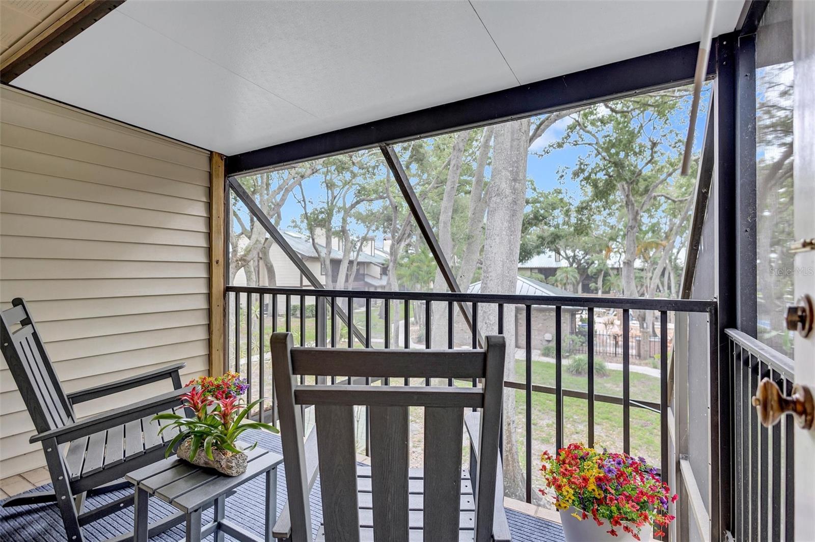 LAUREL OAKS AT COUNTRY WOODS CONDO - Residential