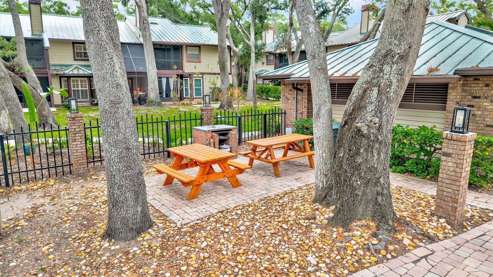 LAUREL OAKS AT COUNTRY WOODS CONDO - Residential