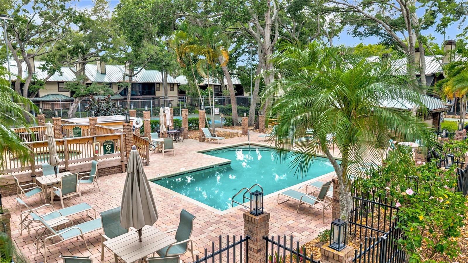 LAUREL OAKS AT COUNTRY WOODS CONDO - Residential