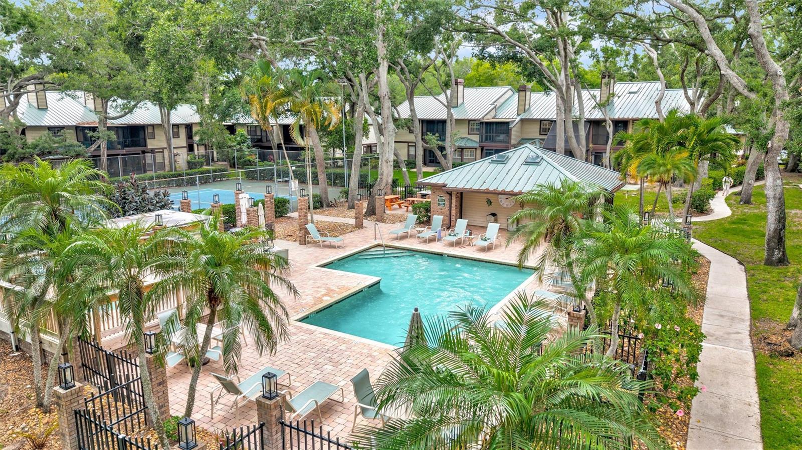 LAUREL OAKS AT COUNTRY WOODS CONDO - Residential