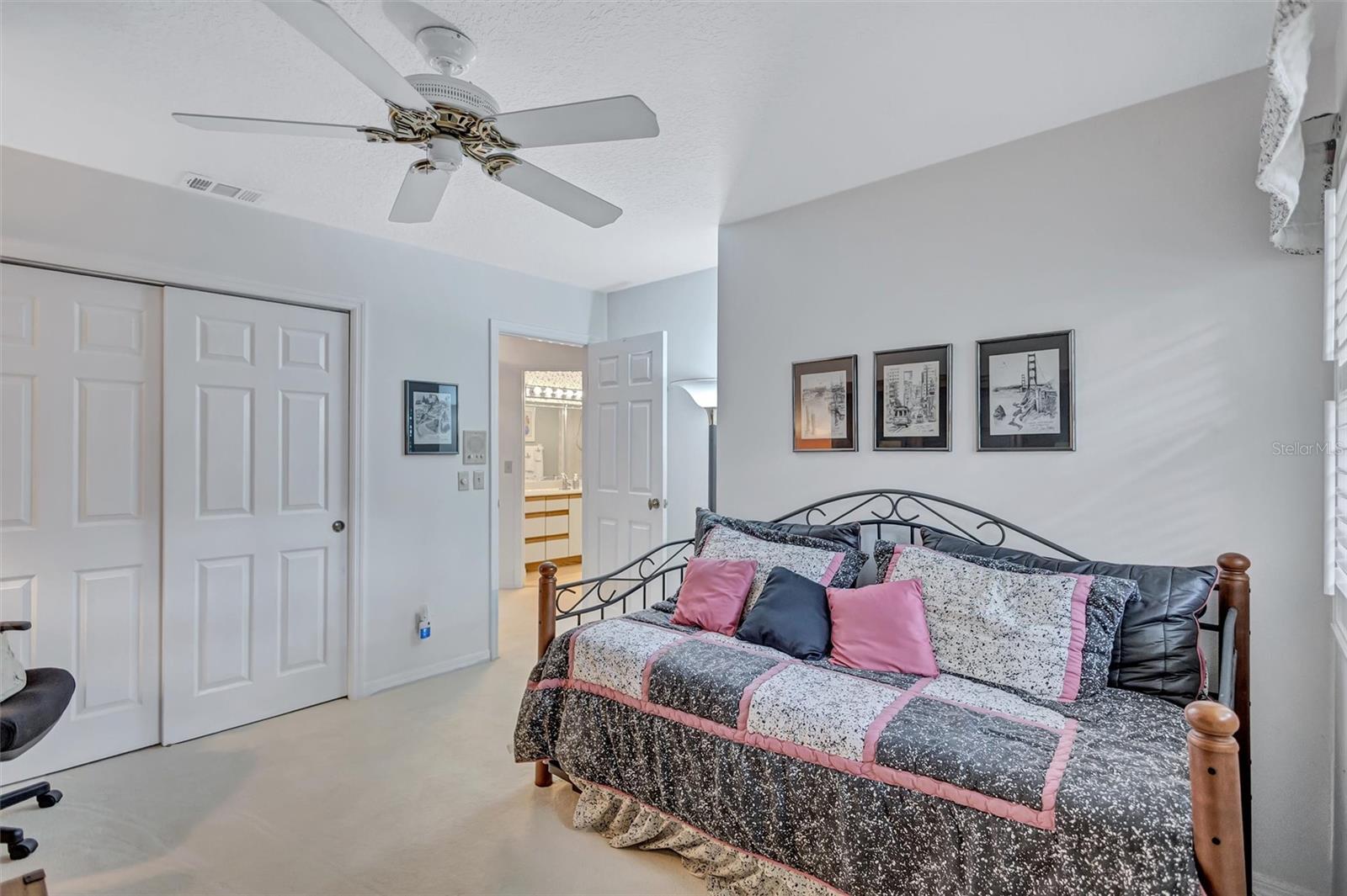 LAUREL OAKS AT COUNTRY WOODS CONDO - Residential