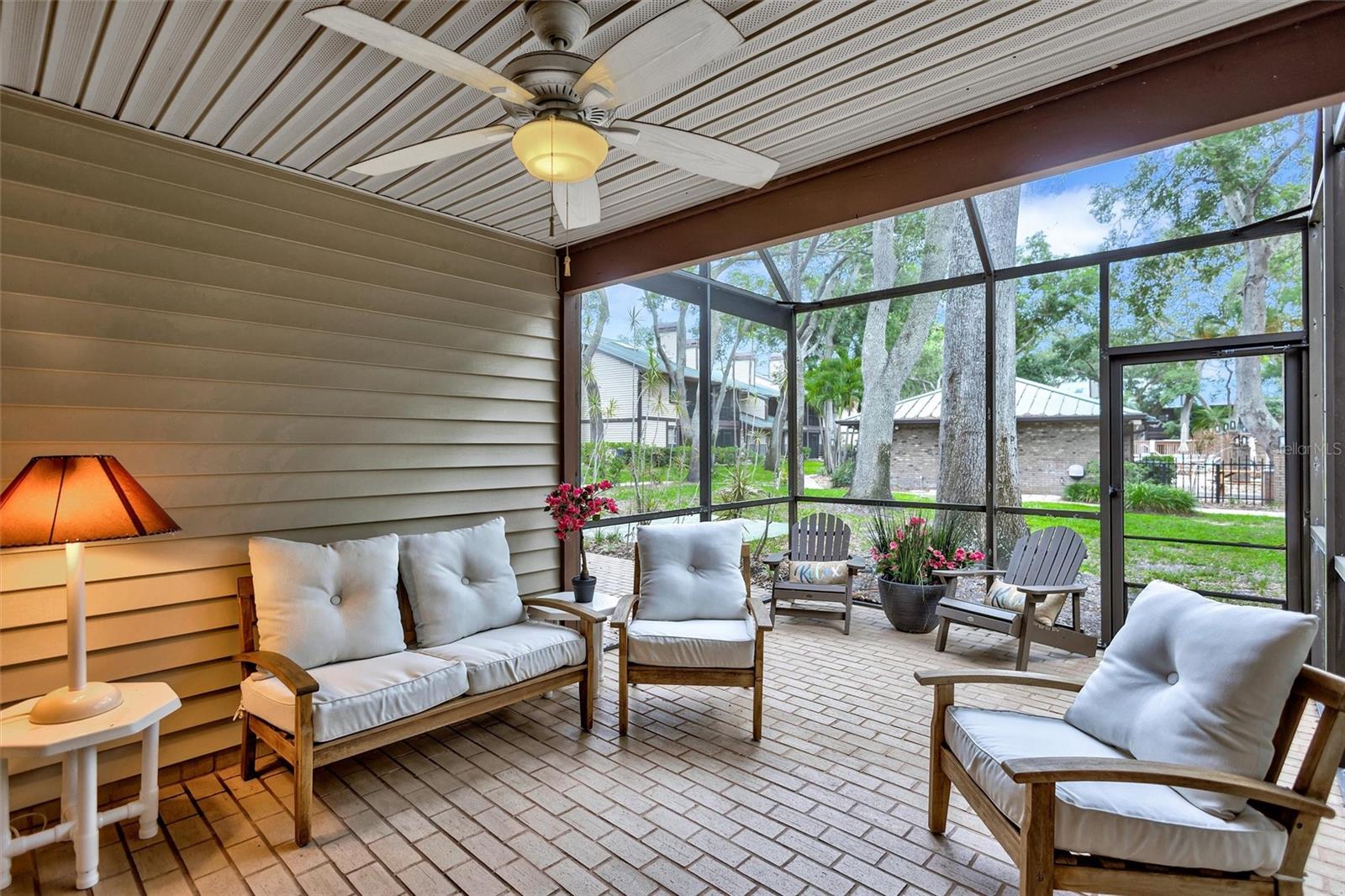 LAUREL OAKS AT COUNTRY WOODS CONDO - Residential