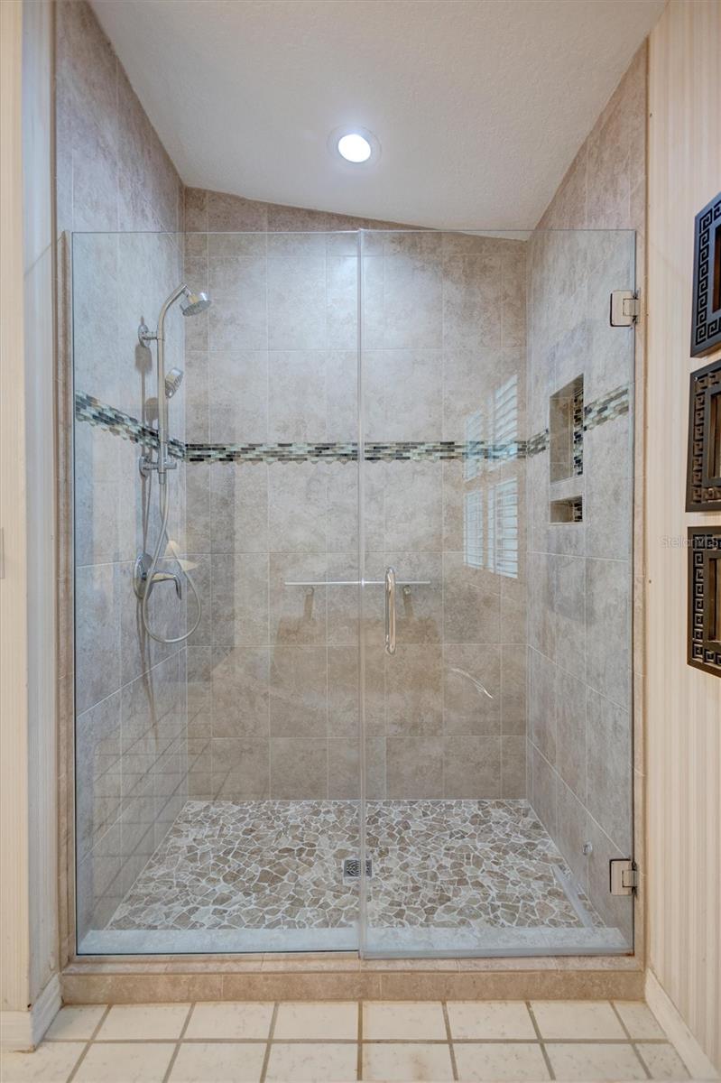 LAUREL OAKS AT COUNTRY WOODS CONDO - Residential