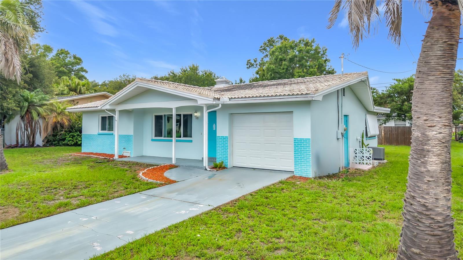 LARGO LAKE VILLAS - Residential
