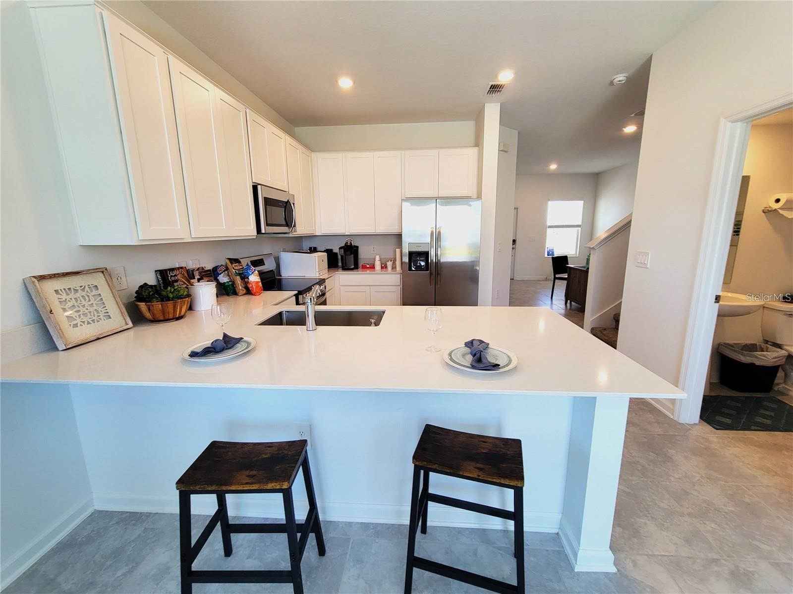 CHATEAU/ASTONIA - Residential Lease