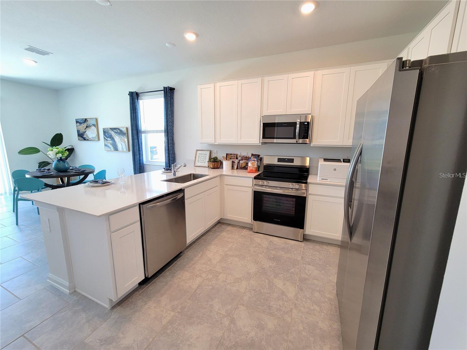 CHATEAU/ASTONIA - Residential Lease