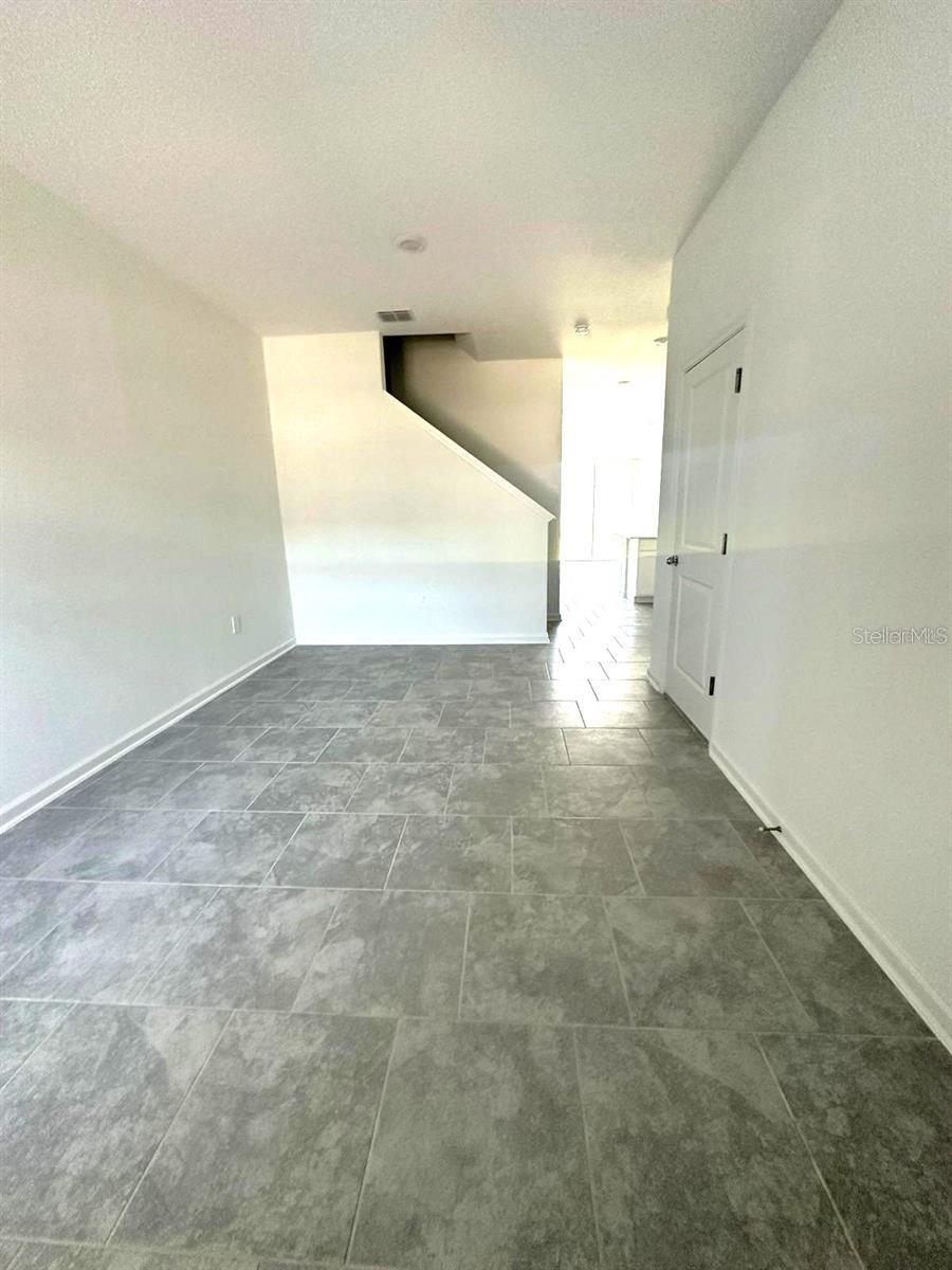 CHATEAU/ASTONIA - Residential Lease