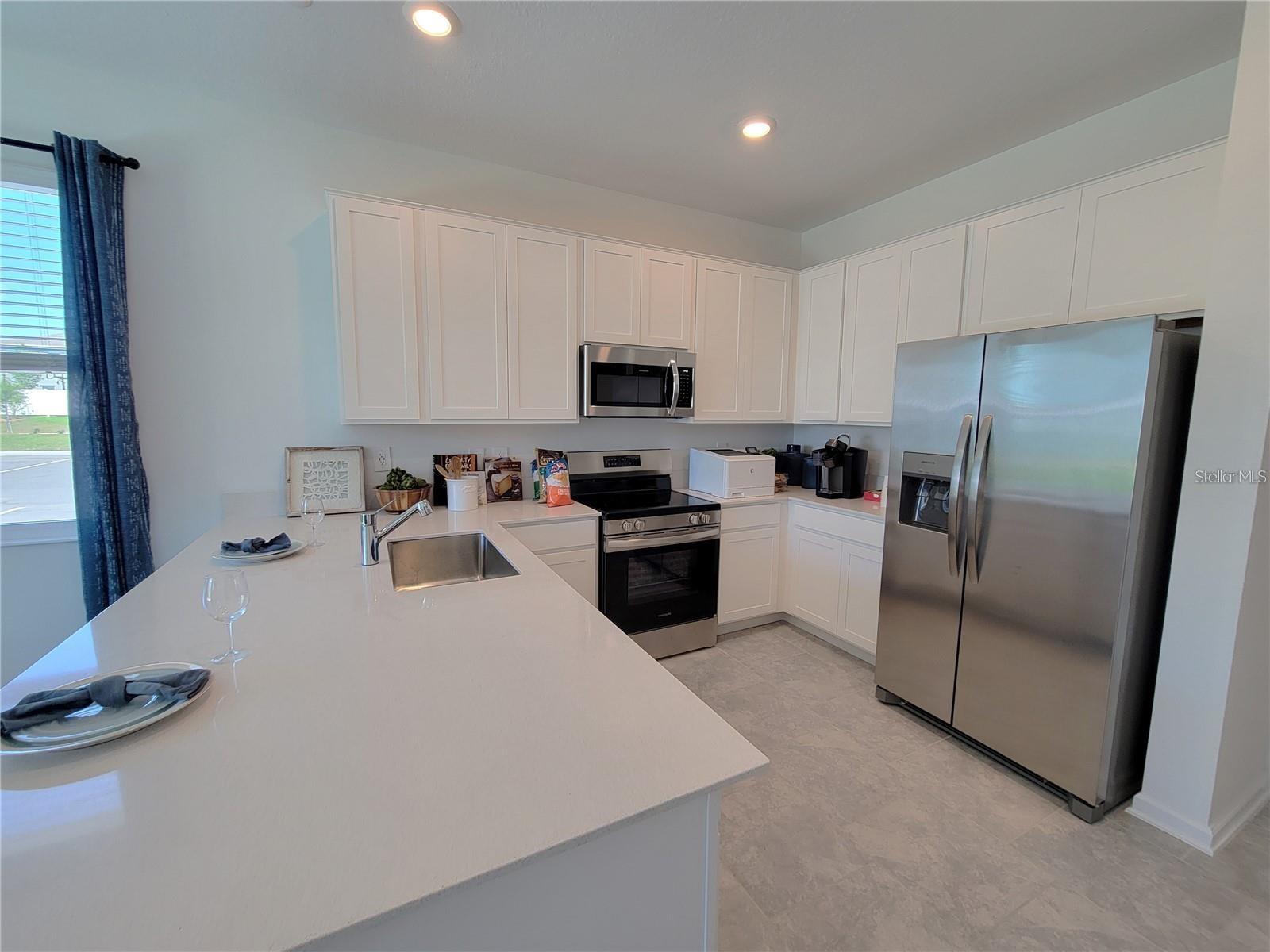 CHATEAU/ASTONIA - Residential Lease