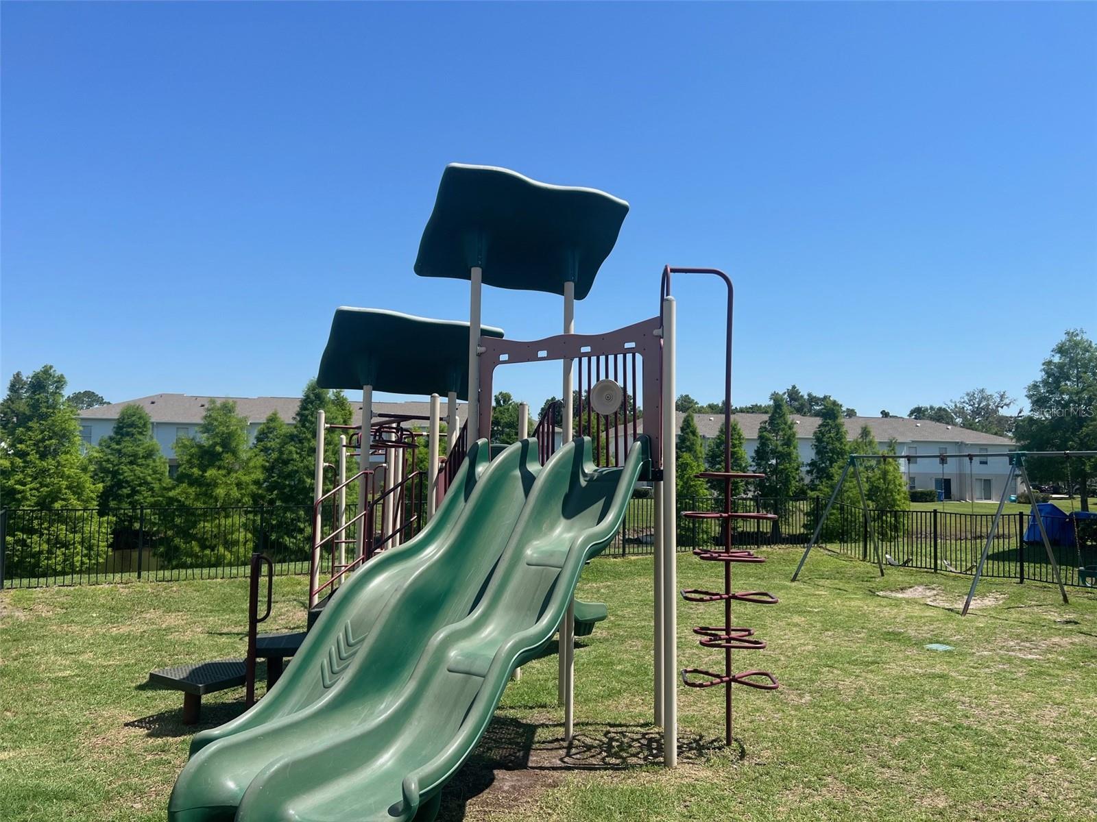 ASHBURN SQUARE TWNHMS - Residential