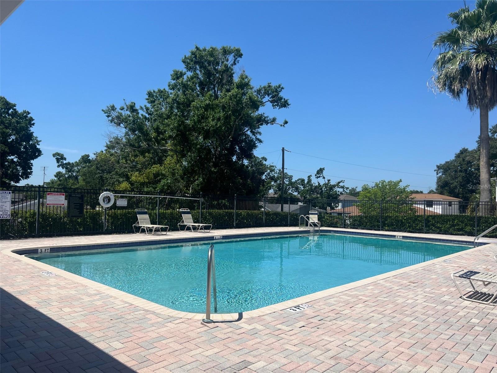 ASHBURN SQUARE TWNHMS - Residential
