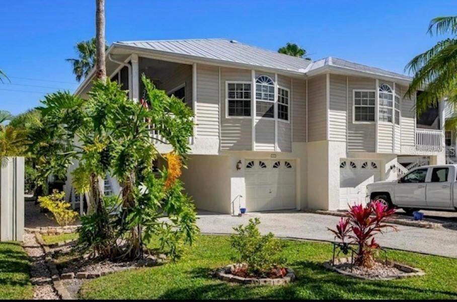 PRIVATE NEIGHBORHOOD - Fully Furnished 2 Bedroom Townhouse in the Casey Key area, QUAINT, SPACIOUS 2-CAR Tandem GARAGE + Carport, modern, high ceilings, kitchen upgrades, screened balcony, 2 beds + den; 2 baths; living area and kitchen open plan; community pool 

Conveniently located between Sarasota, Siesta Key, Venice, and the Gulf Beaches.
Walking distance to Casey Key Mainland (Chef Rolfs), private community Shoreland Park & Oscar Scherer State Park. Minutes away from COSTCO, Publix, Target, Richard's, YMCA Potter Park, waterfront dining (Casey Key Fish House & Tiki bar - waterfront , Spanish Point restaurant & Tiki Bar. The townhouse is close to Laurel Rd and Sarasota Memorial Hospital.

Property is managed by owner. Timely response to accommodate your needs.

Summary of amenities:

PARKING: 2-CAR TANDEM GARAGE
HOA PRIVATE COMMUNITY
1 BLOCK FROM INTERCOASTAL
 

SCREENED BALCONY
CEILING FANS
VAULTED CEILING
CENTRAL AIR 

UPGRADED TALL CABINETS
GRANITE COUNTERTOP
STAINLESS STEEL APPLIANCES
CONVECTION RANGE/OVEN/AIRFRYER 
MICROWAVE
DISHWASHER
IN-SINK DISPOSAL
SMART REFRIGERATOR

DINING ROOM & FAMILY ROOM
MASTER BEDROOM WITH WALK-IN CLOSET
MASTER BATH
GUEST BEDROOM
ADDITIONAL STORAGE IN LOWER FLOOR OR GARAGE 
AIR CONDITIONING
WASHER/DRYER 
SPRINKLER SYSTEM

COMMUNITY SWIMMING POOL WITH LOUNGE CHAIRS + USE OF CASEY KEY MAINLAND POOL 
WALK/BIKE TO TOP RATED PINEVIEW SCHOOL, WALLMART, POST OFFICE, LEGACY BIKE TRAIL 
CLOSE TO SIESTA KEY, NOKOMIS BEACH, VENICE BEACH, OSCAR SCHERER STATE PARK
HUGE FURNISHED BONUS ROOM ON FIRST FLOOR
OUTDOOR GRILL

Turn-key ready!