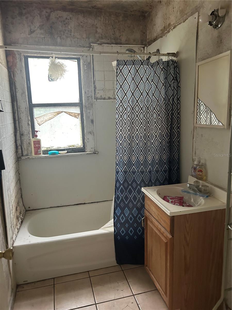 Investor deal!  lots of opportunity, low entry price point.  rentals 1k-1.2k a month in the area.  cash or hard money only please.  no fha, va, or conventional offers.  PLEASE NO BLIND OR ASSIGNALBE CONTRACTS.
