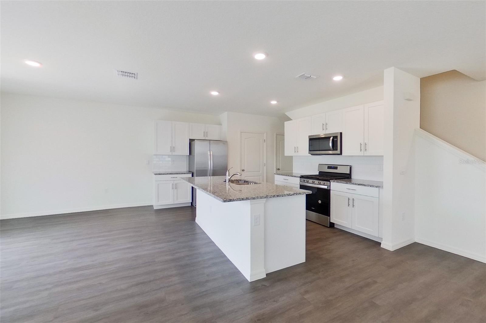 LAKE GRIFFIN RESERVE - Residential Lease