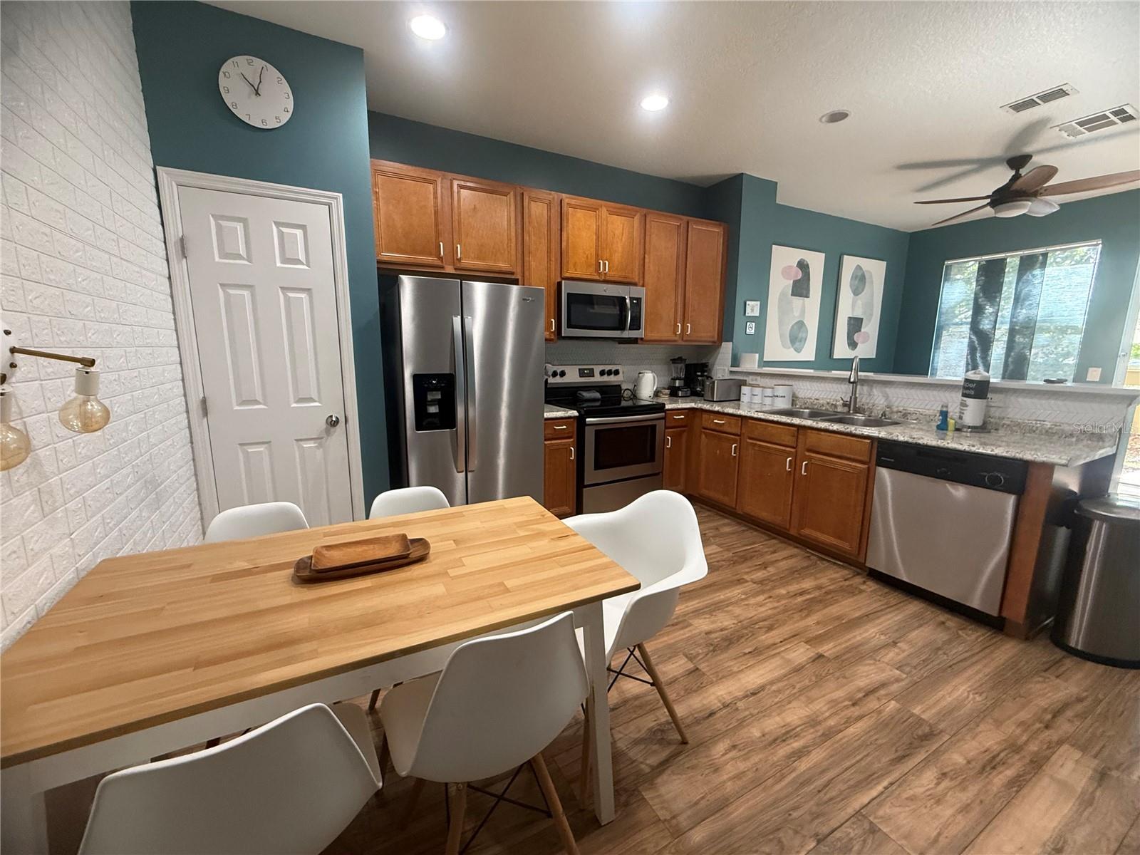 CRESTWYND BAY - Residential Lease