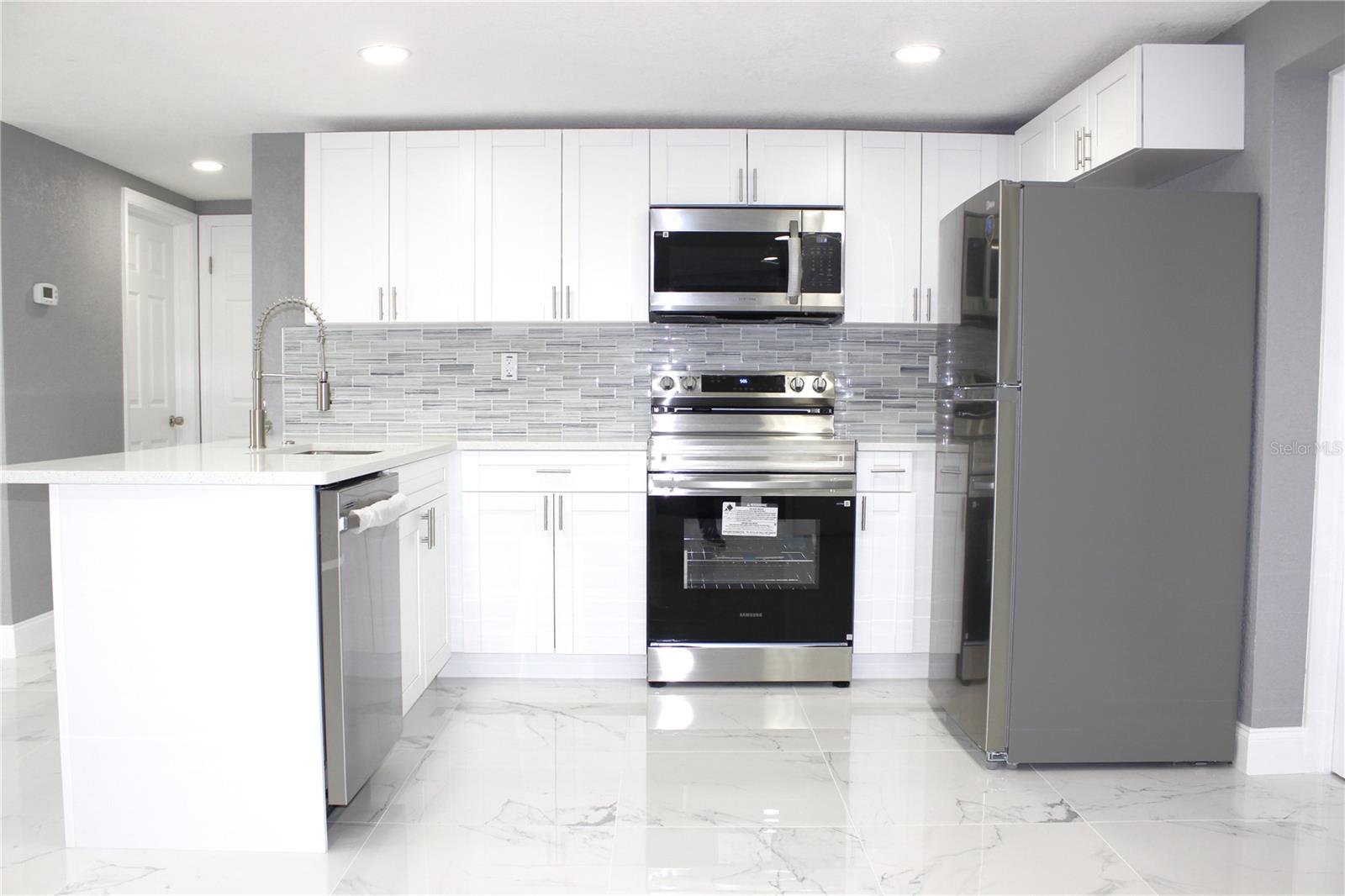 COLONIAL HILLS - Residential