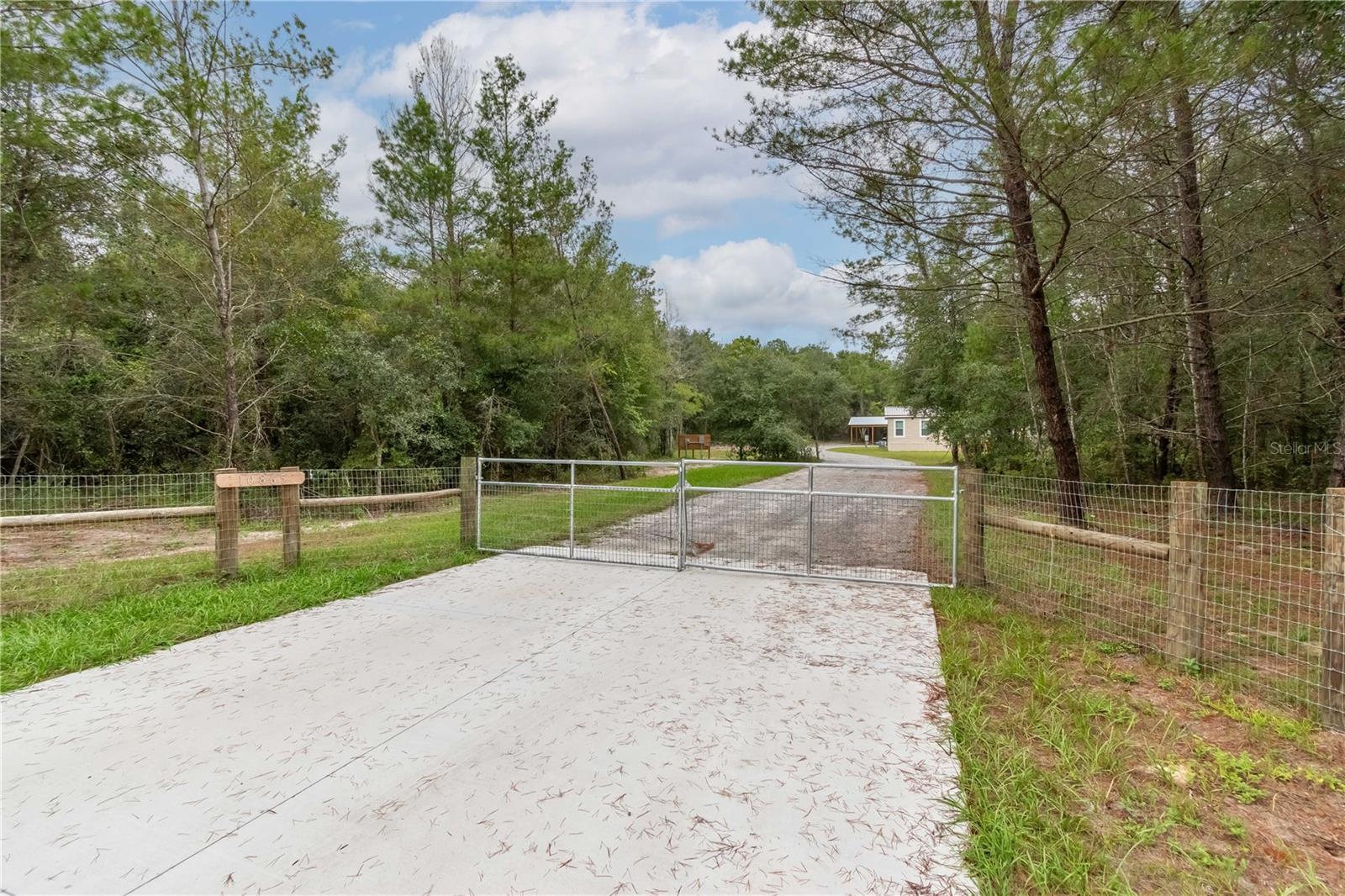 ISLAND LAKE ACRES - Residential
