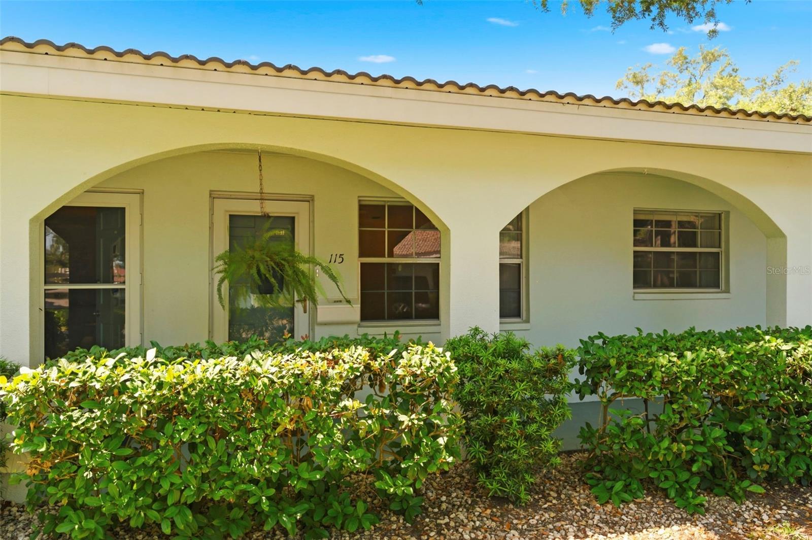 TWIN OAKS APTS - Residential