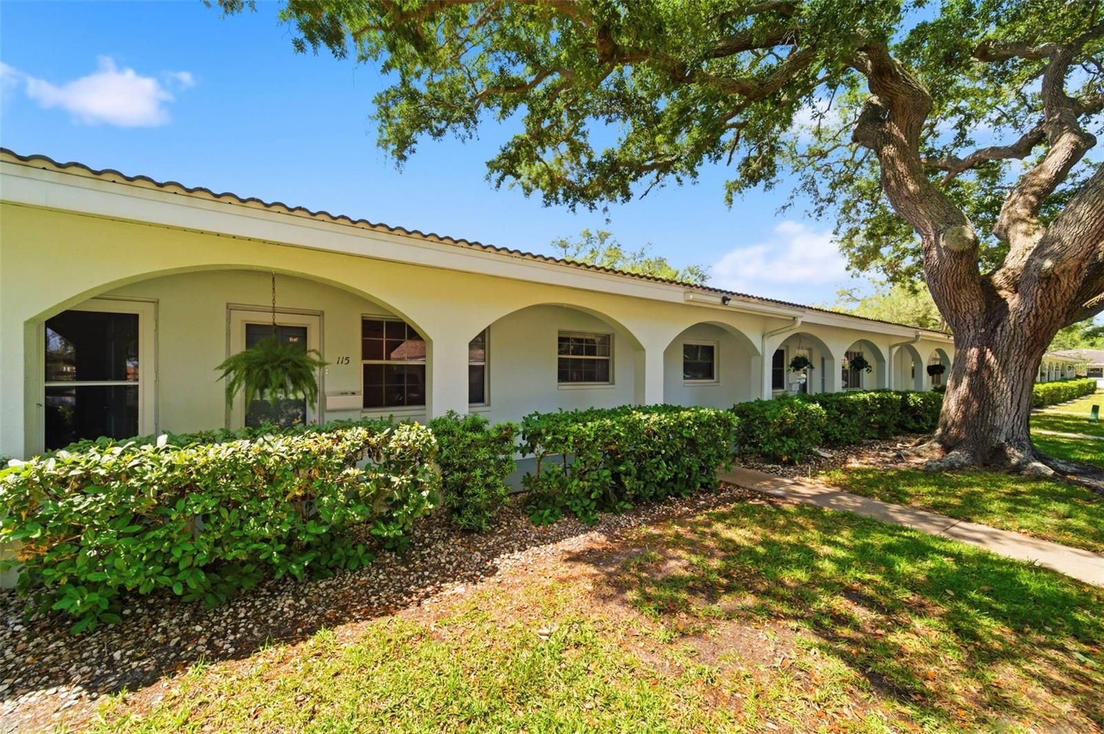 TWIN OAKS APTS - Residential