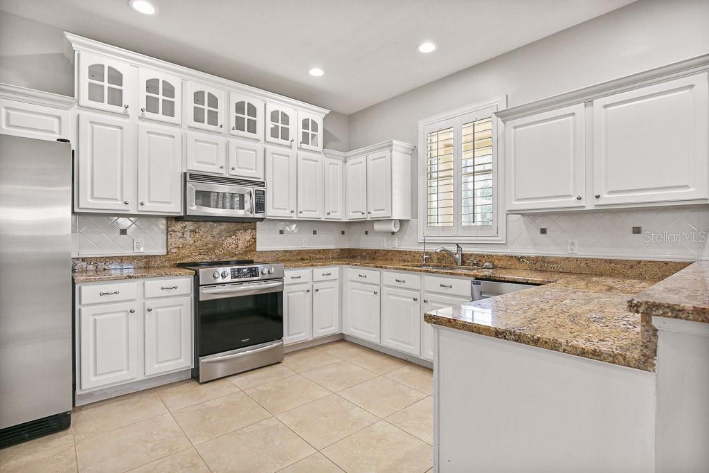 RIVER HILLS COUNTRY CLUB PARCE - Residential Lease