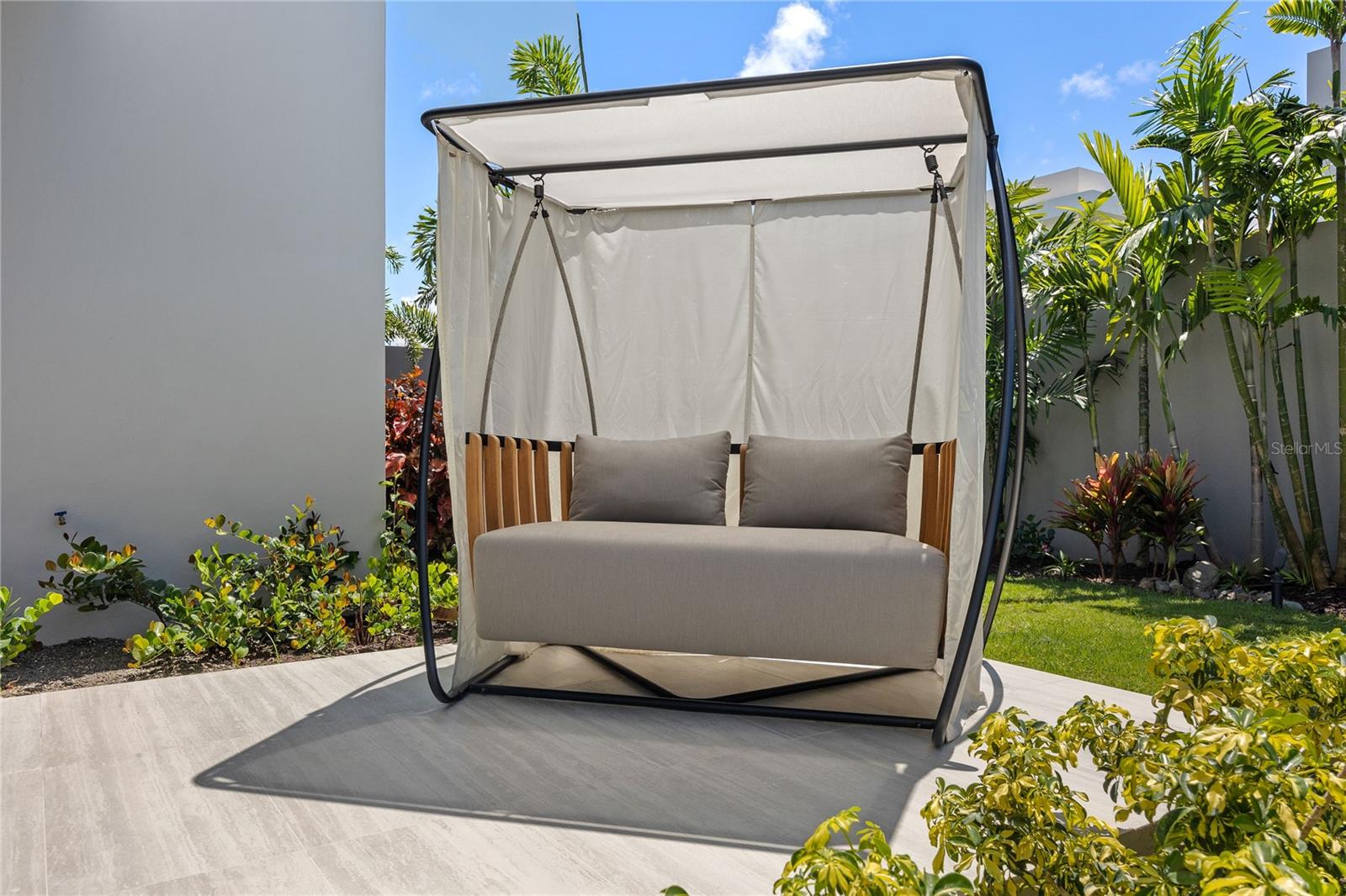 THE ISLES RESIDENCES AT DORADO BEACH - Residential