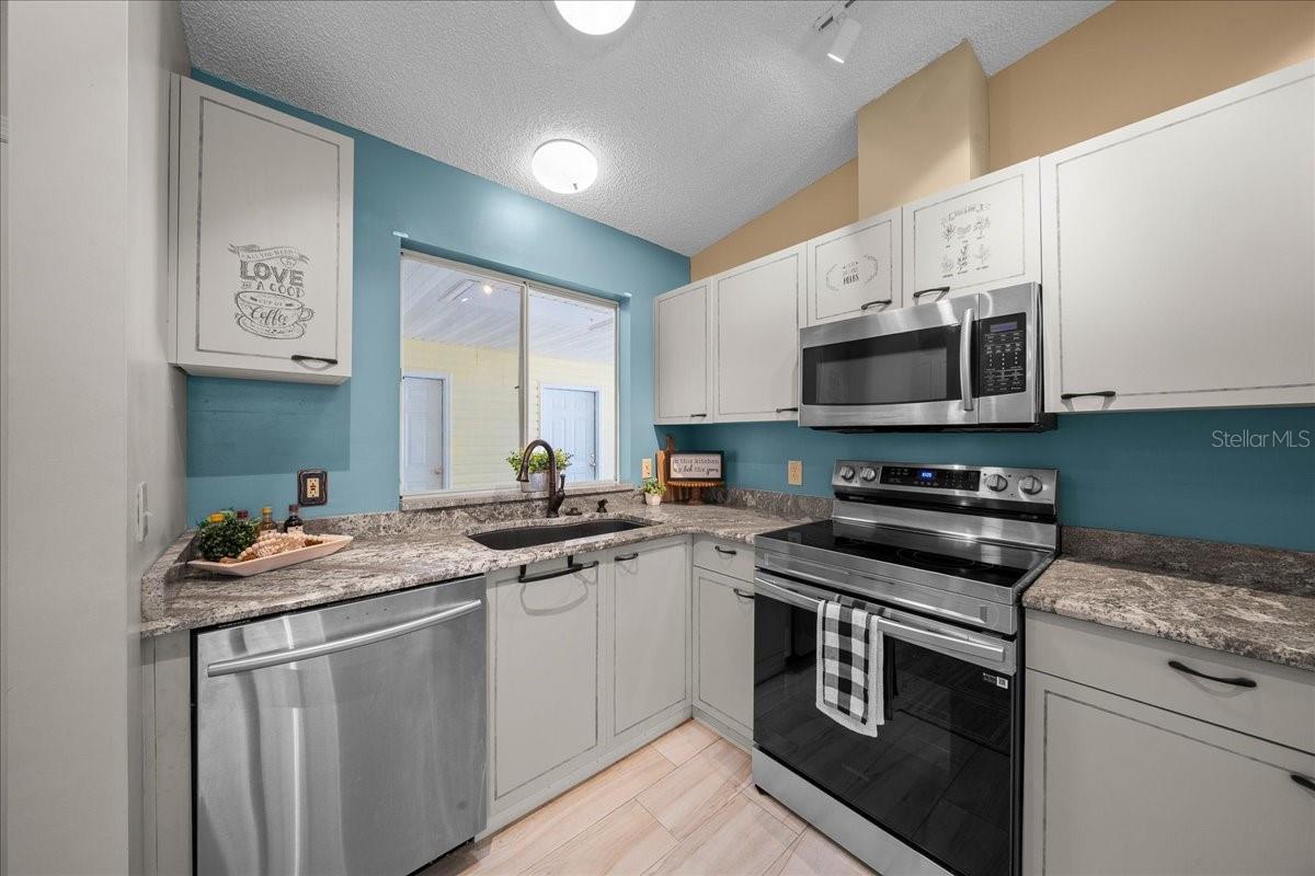 LADY LAKE ORANGE BLOSSOM GARDENS UNIT 15 - Residential