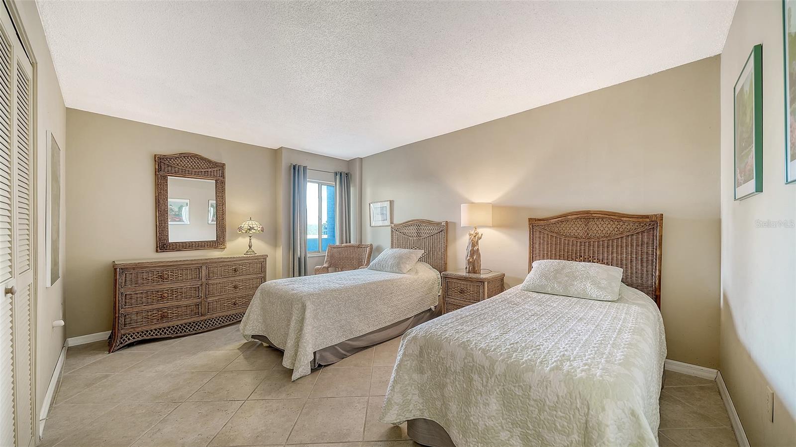 WHISPERING SANDS - Residential